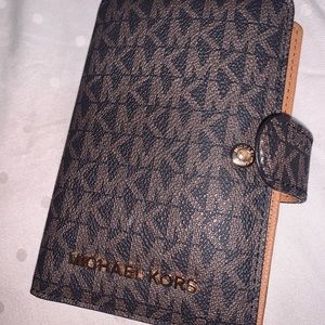 Michael Kors Passport holder 🤎